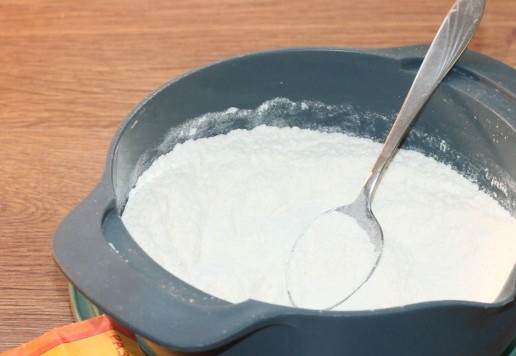 1. Этап. Пирог солнечный: 2. Муку (200 г), смешиваем с разрыхлителем (5 г).