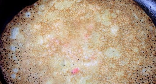 1. Этап. Блины с крабовым припеком: Обжаривайте блин несколько минут с одной стороны, затем переверните на другую и жарьте еще пару минут. Готовые блины складывайте стопочкой и подавайте к столу.