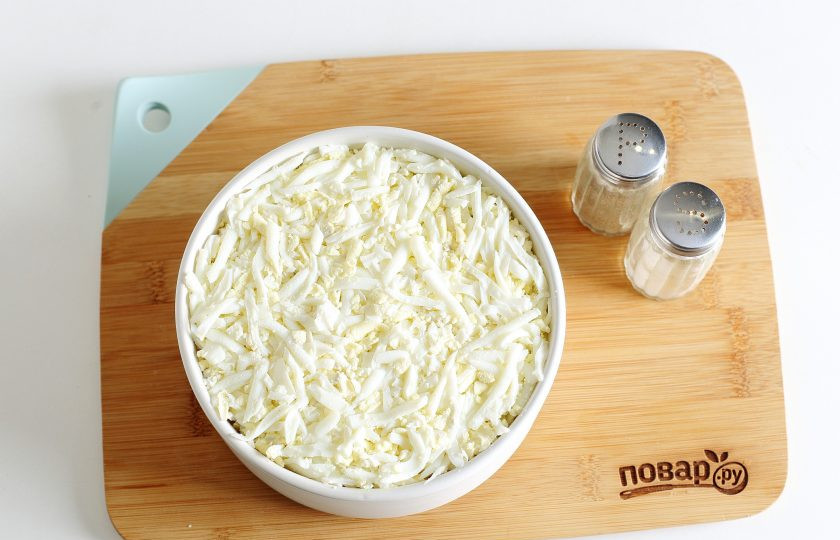 1. Этап. Салат с копченой грудкой и сыром: Последний слой — тертые на крупной терке яйца.