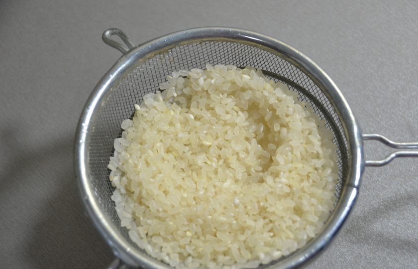 1. Этап. Бабушкина каша: Промойте рис и добавьте в кастрюлю с молоком.
