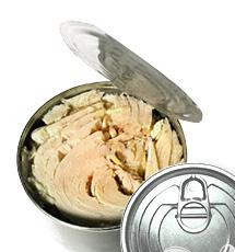 1. Этап. Салат из тунца без майонеза: 1. Рыбные консервы открыть, кусочки рыбы разобрать на более мелкие, удалить при этом хребетики и заводские специи.