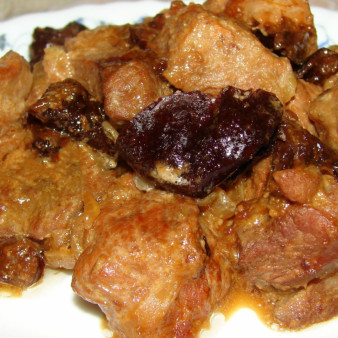 Индейка, тушеная с черносливом в мультиварке