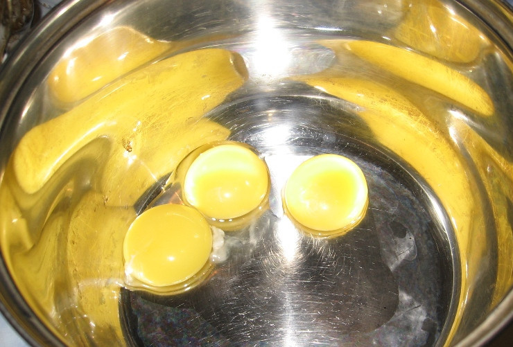 1. Этап. Соус для горбуши: Для начала нам необходимо разбить яйца, отделить белки от желтков, желтки выкладываем в кастрюльку.