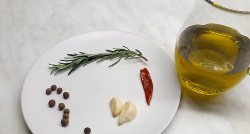 1. Этап. Пряная салатная заправка: 1. Для этого рецепта желательно взять оливковое масло холодного отжима, но если у вас его нет, можете заменить его на нерафинированное подсолнечное масло.