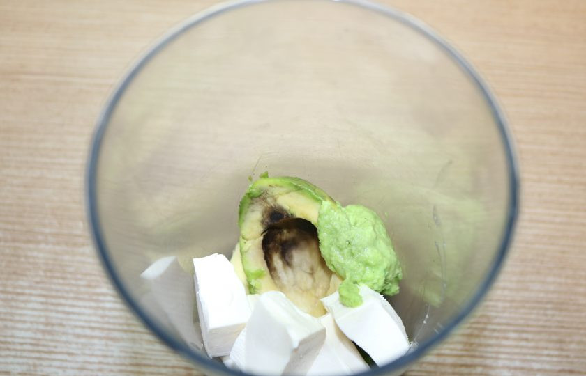 1. Этап. Острая шуба из авокадо с начинкой из крабовых палочек: В чаше блендера смешайте мякоть авокадо, творожный сыр, васаби.