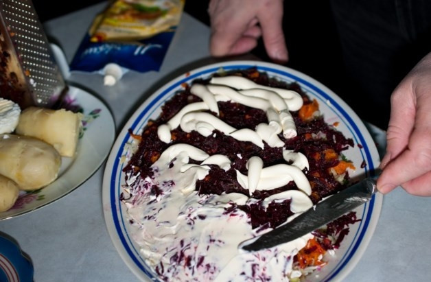 1. Этап. Салат из скумбрии холодного копчения: Кстати, можете сделать салат высоким - то есть повторить все слои еще раз, тем более, если хватает продуктов. По желанию, можете каждый слой промазывать слегка майонезом. Мне хватает только сверху им смазать.