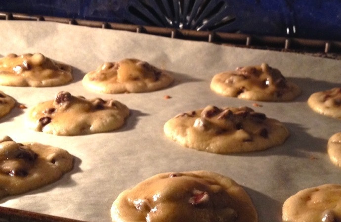 1. Этап. Быстрое песочное печенье с шоколадом: 6. Отправьте печенье в разогретый до 180 градусов духовой шкаф на 10-12 минут.