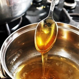 1. Этап. Медовое печенье: В первую очередь необходимо приготовить сироп. Для этого в маленькую кастрюльку наливаем 3 ст.л. воды и сахар, и варить эту смесь на медленном огне до растворения сахара. В горячий сироп добавляем мед, а также специи - кардамон и гвоздику. Остужаем.