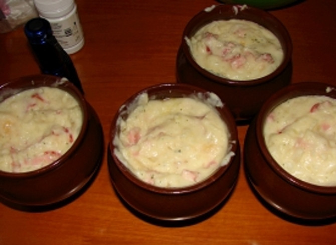 1. Этап. Пюре с мясом: Горшочки оставляем в духовке при температуре 150 градусов на полчаса.