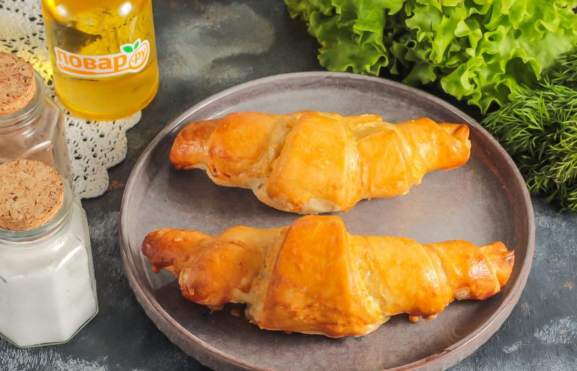 1. Этап. Круассаны с куриным салатом внутри: Испеките круассаны в духовке примерно 20 минут при температуре 180 градусов. За 5 минут до готовности взбейте куриное яйцо и смажьте им поверхность выпечки. Круассаны приобретут золотистую корочку. После этого извлеките их из духовки и остудите примерно 10-15 минут.