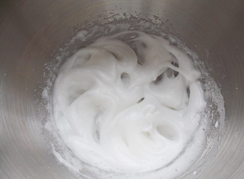 1. Этап. Торт Шоколадное птичье молоко: В чистую, холодную чашу влейте два яичных белка, добавьте щепотку соли и взбейте в плотную пену.