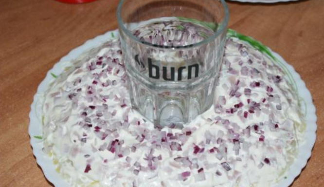 1. Этап. Салат Гранатовый браслет рецепт классический: Снова промазываем майонезом и выкладываем лук.