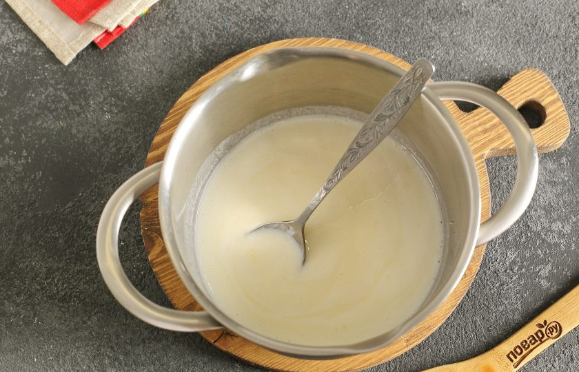 1. Этап. Пышки в мультиварке: Добавьте кефир, соду и перемешайте.