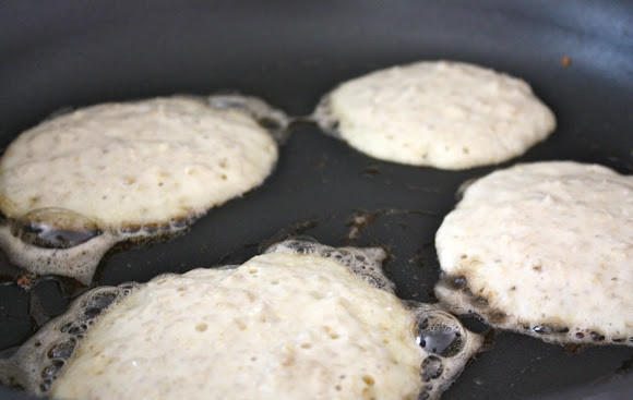 1. Этап. Оладушки из овсянки: 4. Разогрейте на сковороде растительное масло (можно пополам со сливочным). Выкладывайте ложкой тесто, жарьте оладьи на среднем огне с двух сторон до румяности.