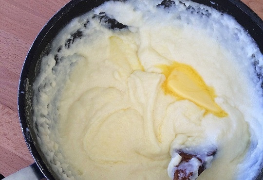 1. Этап. Манная каша на сковороде: 4. В конце снимите с огня, добавьте сливочное масло и перемешайте.