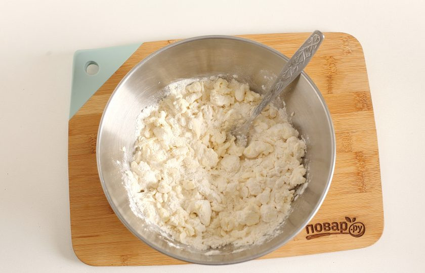 1. Этап. Ложное слоеное тесто: Добавьте муку и перемешайте.