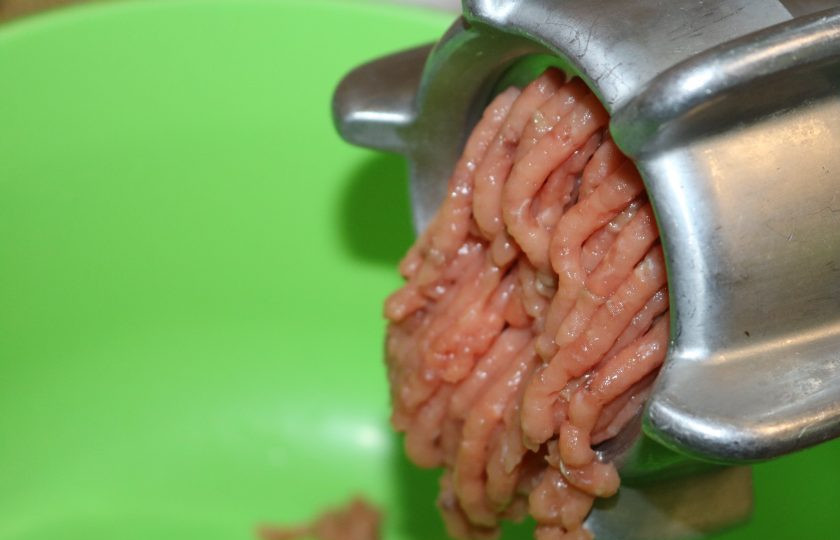 1. Этап. Рыбные ёжики: Рыбу и лук пропустите через мясорубку.