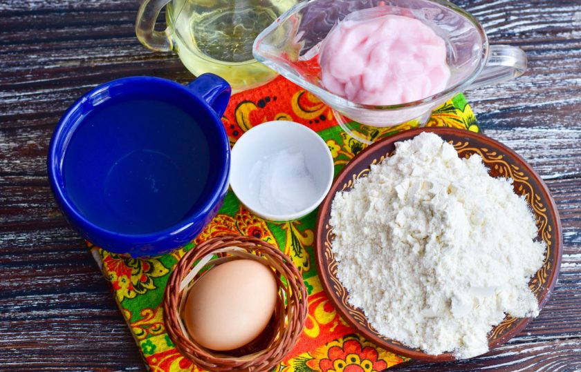 1. Этап. Блины на йогурте с дырочками: Подготовьте ингредиенты.