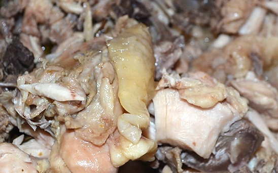 1. Этап. Рецепт домашней тушенки: 4. Выложите курицу в большую сковороду или кастрюлю и тушите на медленном огне минут 70-90 (в зависимости от размера кусочков).