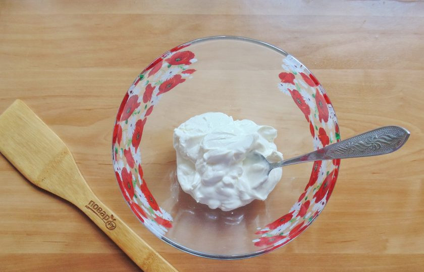 1. Этап. Сметанный торт без яиц: Выложите в миску сметану.