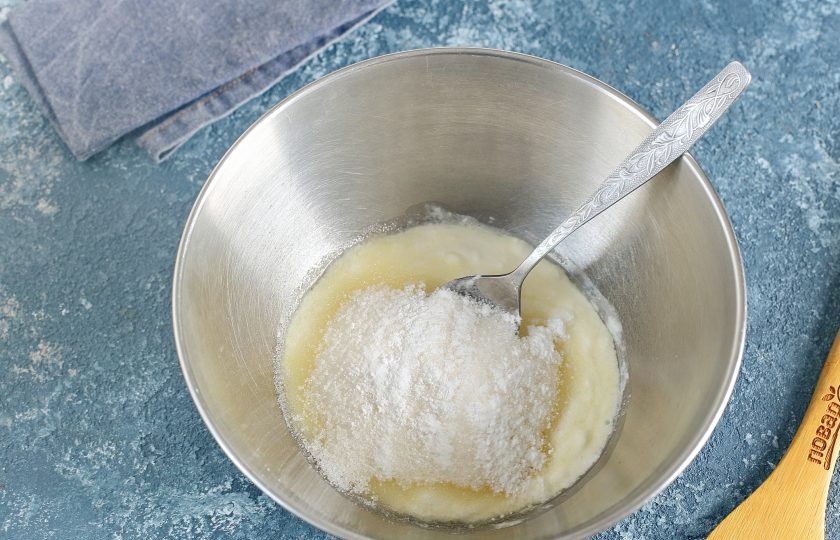 1. Этап. Сладкое на сковороде: Перемешайте. Добавьте сахар, ванилин, разрыхлитель и соду.