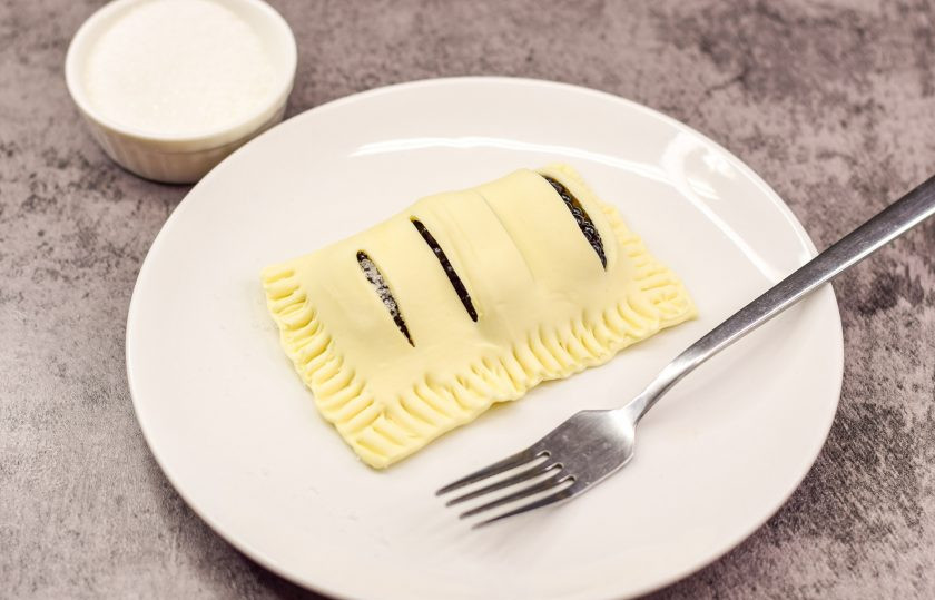 1. Этап. Слойки с ежевикой: Прикройте ягоды второй половиной теста. Края теста закрепите вилкой.