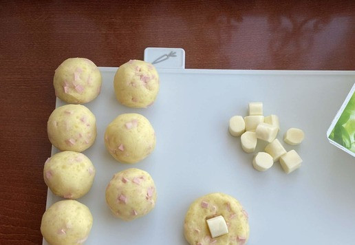 1. Этап. Картофельные пончики с моцареллой: Влажными руками сформируйте картофельный пончик ( примерно 1 ст. ложка) В середину каждого пончика вложите кусочек моцареллы.