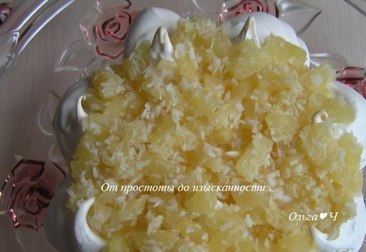 1. Этап. Кокосовый торт-безе с ананасами: Сборка. ***Я предполагала, что выложу на один из коржей безе 2/3 ананасового слоя...