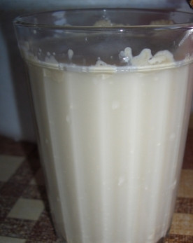 1. Этап. Пончики на простокваше: 2. Растворите дрожжи в небольшом количестве теплой, но не кипяченой воды.