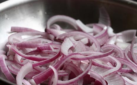 1. Этап. Пицца с ананасами: 1. Первым делом очистите луковицу, нарежьте её тонкими ломтиками и выложите на сковороду с небольшим количеством оливкового масла. Обжарьте пару минут на среднем огне, затем добавьте соль и сахар. Уберите огонь до минимума и томите, пока лук не закарамелизуется.