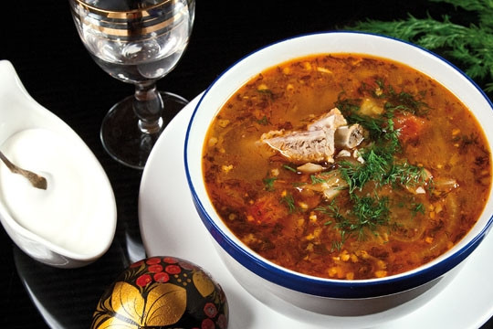 1. Этап. Кислые щи из утки: 9. В самом конце вводим сало и чеснок, добавляем зелень и отставляем кислые щи из утки настояться. Подаем в горячем виде вместе со сметаной и зеленью.