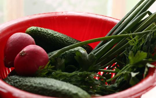 1. Этап. Окрошка на минеральной воде: Овощи хорошенько промоем под проточной водой, а затем дадим им обсохнуть.