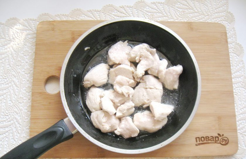 1. Этап. Бешбармак по-нанайски: Налейте немного подсолнечного масла и тушите курицу до готовности в течение 15 минут.