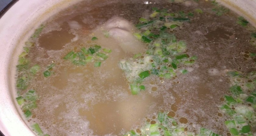 1. Этап. Суп с овсянкой и яйцом: 4. Зелень я добавляю после того, как закипит картофель. Можно добавить и в самом конце, если любите более выраженный ее аромат.