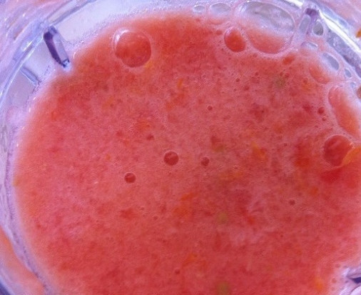 1. Этап. Чесночно-томатный соус: 1. Помидоры помойте и нарежьте, а потом измельчите в блендере в густой сок.