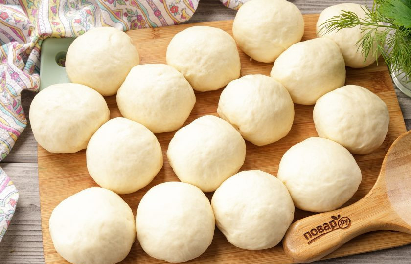 1. Этап. Пирог Семейный: Разделите тесто на 15 частей. Скатайте из кусочков теста шарики.