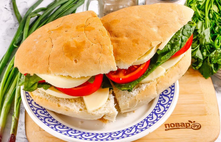 1. Этап. Панини с помидорами и моцареллой: Накройте сверху вторыми ломтиками хлеба.