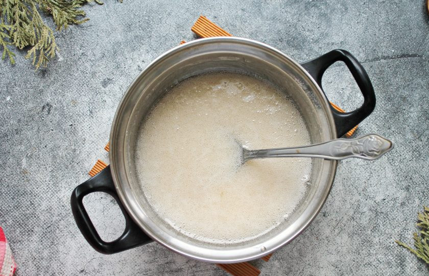 1. Этап. Зефир на альбумине: Поставьте кастрюлю на средний огонь и доведите до кипения. Варите сироп, мешая, в течение двух минут и снимите с огня.