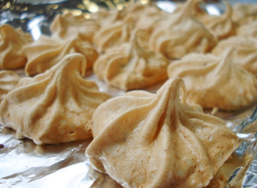 1. Этап. Легкие пирожные: Дайте пирожным полностью остыть, прежде чем снимать с фольги.