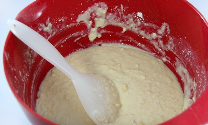 1. Этап. Рецепт воздушных пончиков: 2. Взбейте яйца с сахаром, сливочным маслом, щепоткой соли. Добавьте опару, влейте молоко. Перемешайте все до однородности.