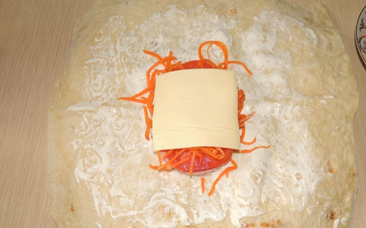 1. Этап. Лаваш с морковью и сыром: Также выложите ломтик сливочного сыра.