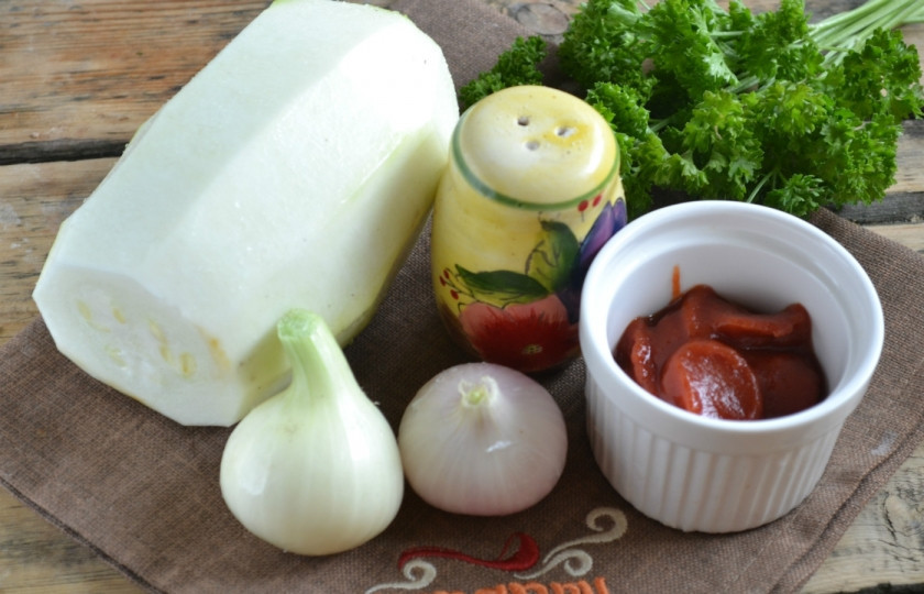 1. Этап. Икра кабачковая (закрутка): Подготовьте все необходимые ингредиенты. Овощи очистите и промойте.