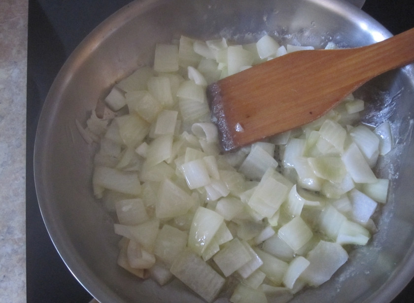 1. Этап. Печеночный паштет домашний: 2. Обжариваем лук на растительном масле и добавляем морковь. Жарим овощи до готовности.