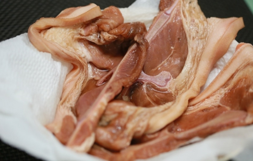 1. Этап. Корейка на гриле: Достаем мясо из маринада. Его надо просушить при помощи бумажных полотенец.