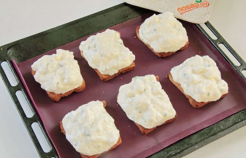 1. Этап. Тосты с яйцами Приятный завтрак: Выложите яичную смесь на тосты с хорошей горкой. Разровняйте.