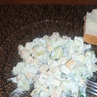 Нежный салат с огурцом и яблоком