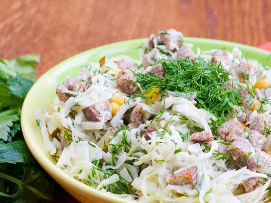 1. Этап. Салат с сухариками и солеными огурцами: Заправьте салат майонезом. Перемешайте. Добавьте укроп. Приятного аппетита!