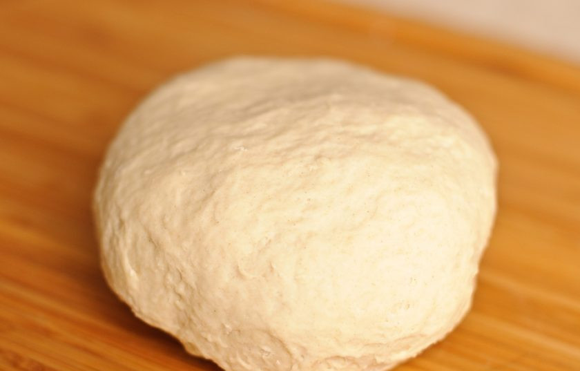 1. Этап. Настоящие манты: Замесите крутое и эластичное тесто. Оставьте на 15-20 минут.