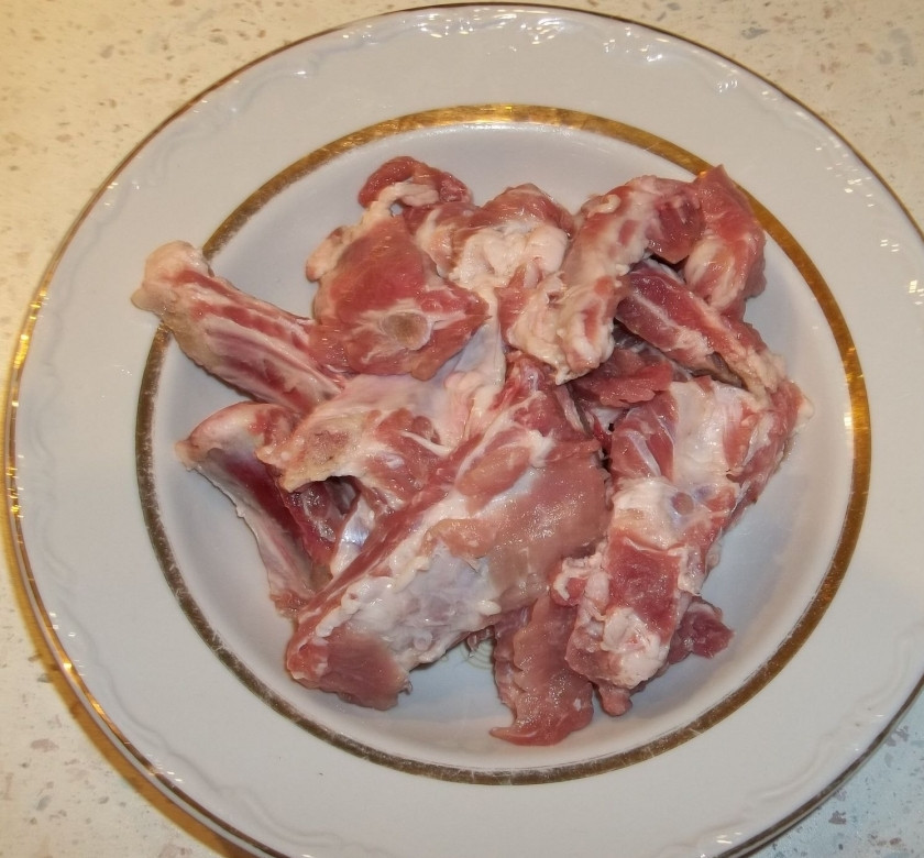 1. Этап. Шашлык из свиных ребрышек: Свиные ребрышки промыть, обсушить, очистить от пленок (их не должно быть много) и разрезать вдоль косточек на небольшие порционные кусочки. Сложить в кастрюлю.