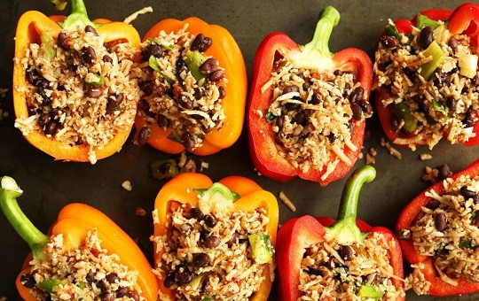 1. Этап. Фаршированные перцы без мяса: 3. Перцы вымойте, очистите, обсушите. Разложите начинку. Отправьте перцы в жаропрочную форму, накройте фольгой. Запекайте минут 20-25 при температуре 180 градусов. После снимите фольгу, температуру увеличьте до 200 градусов и запекайте еще минут 15-20 до румяности и полной готовности.